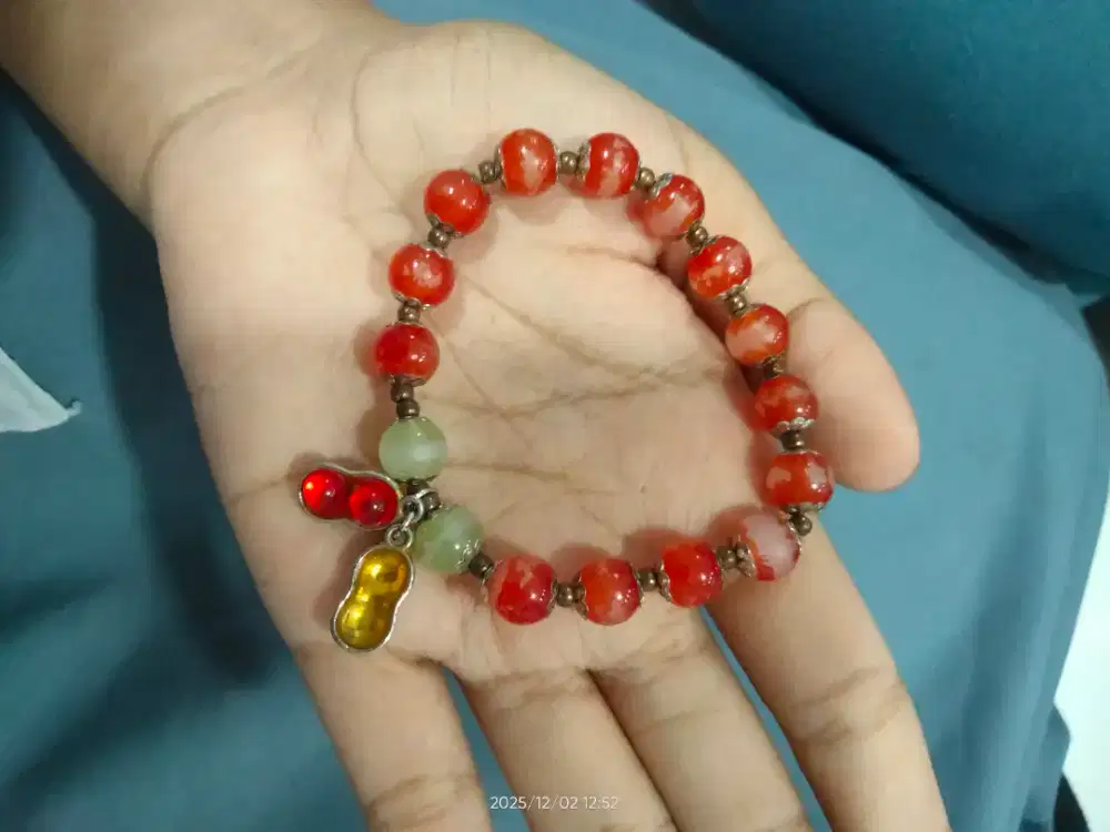 Gelang merah merona