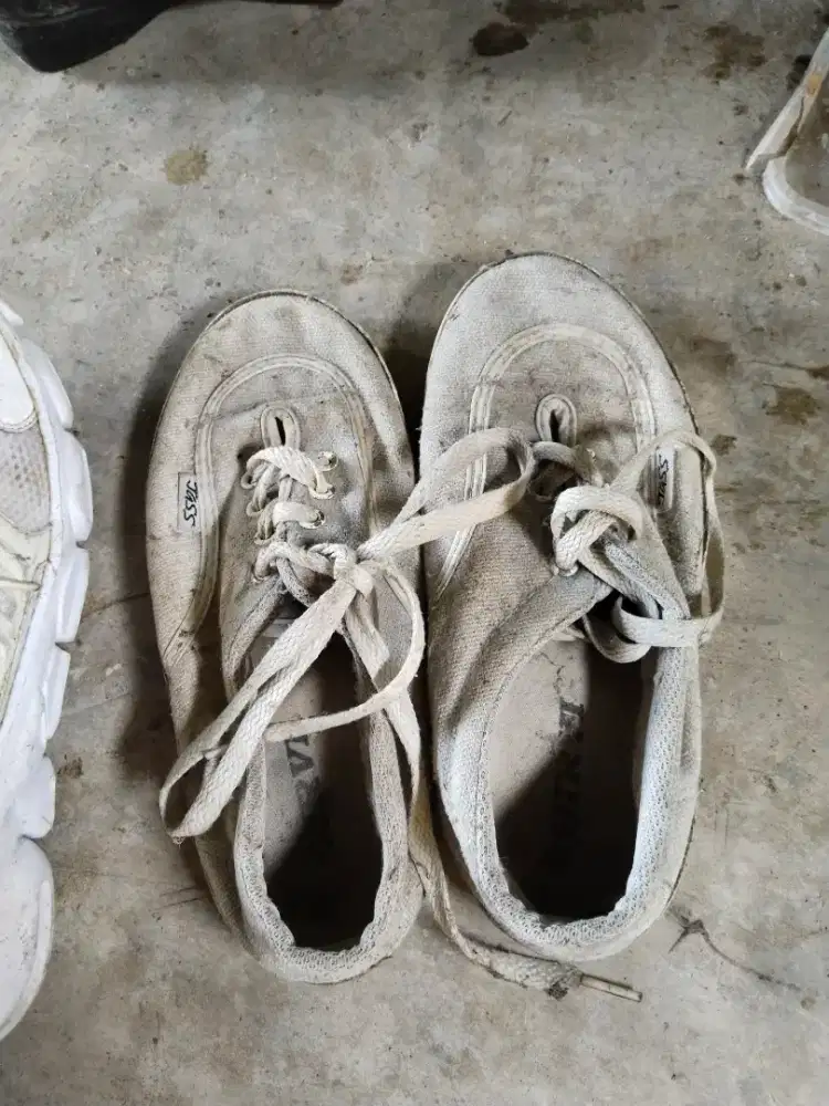Dijual MURAH sepatu bekas kena banjir