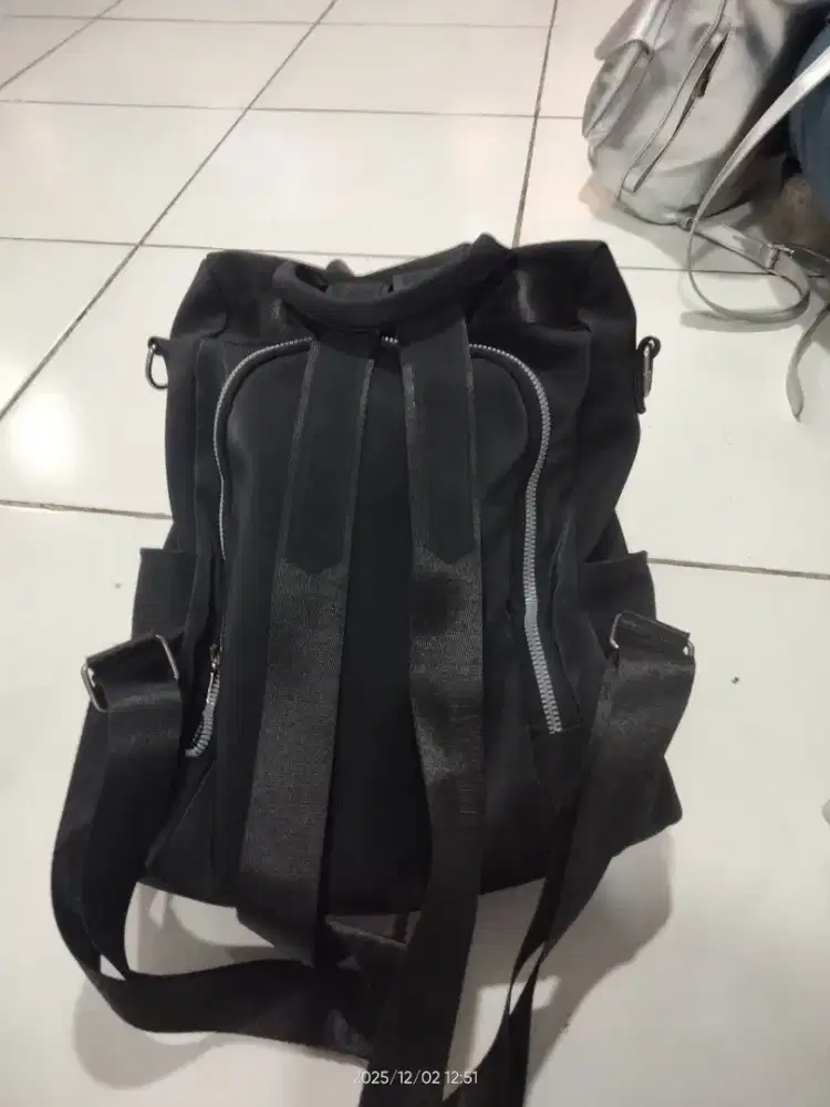 Preloved Tas Gendong Fashion Hitam Wanita