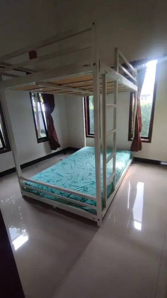 Dipan besi susun/tingkat