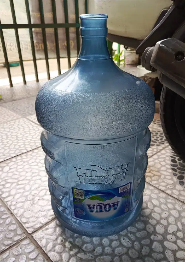 Botol Galon Aqua kondisi mulus, stok tinggal tiga lagi. Bandung