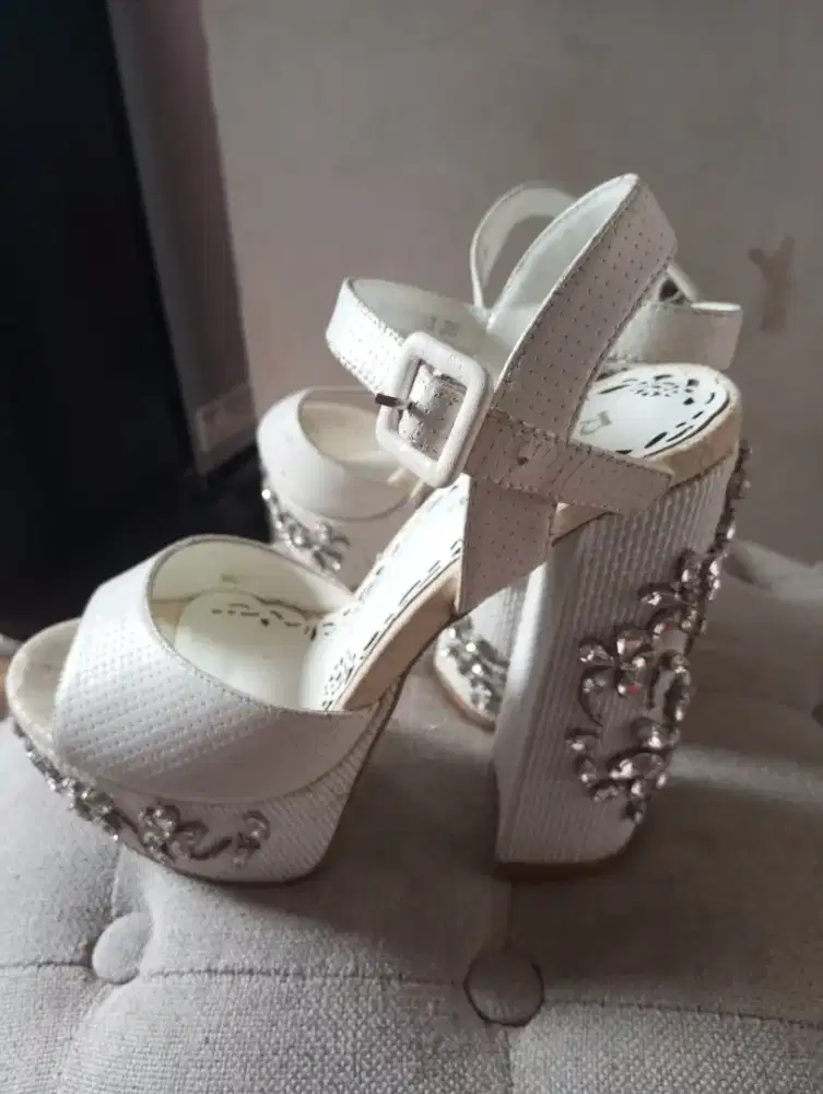 Sepatu wanita  hak tinggi