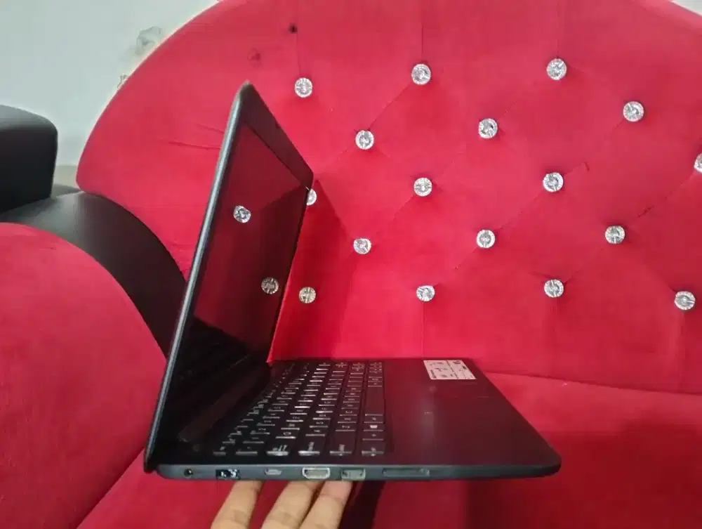 Asus e402y slim ringan AMD e2-7015 RAM 4 SSD 256 siap kerja