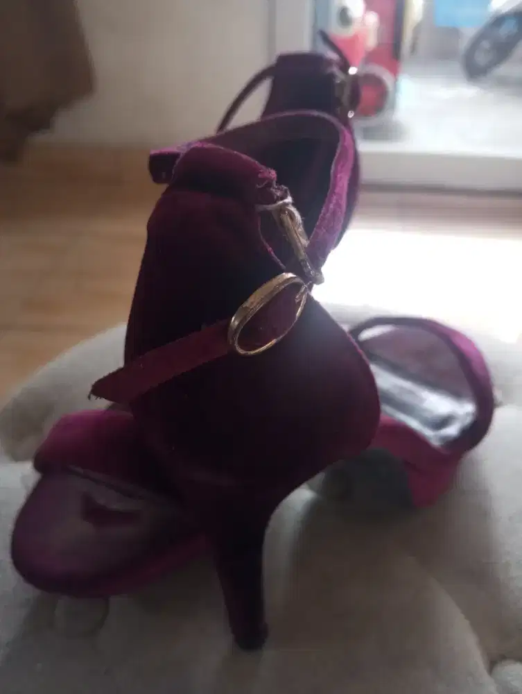 Sepatu wanita hak tinggi