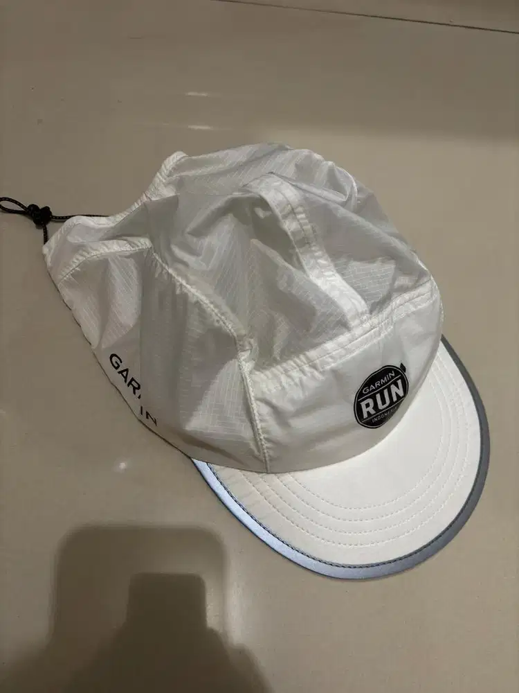 Topi garmin warna putih