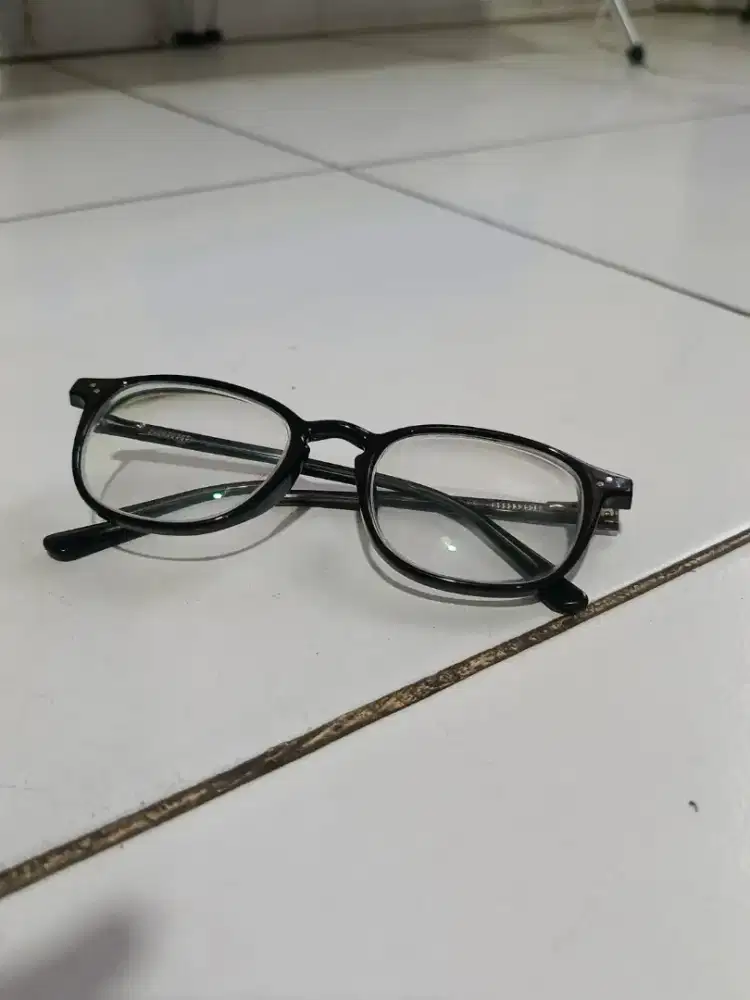 Kacamata Frame Hitam – “Classic Daily Eyewear”