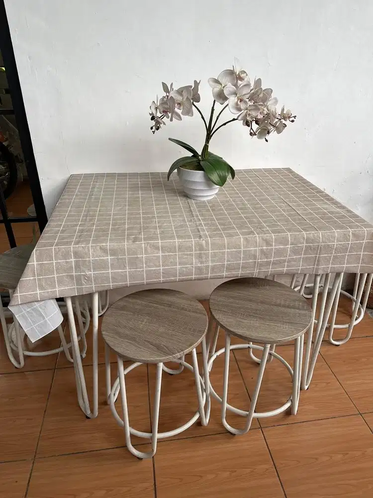 Dijual meja makan estetik Informa kondisi baik harga murah