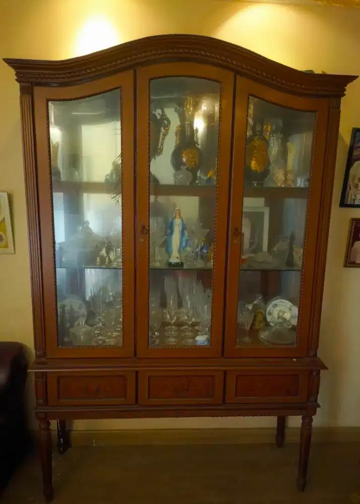 Lemari Pajangan Kayu Besar Classic Eropa