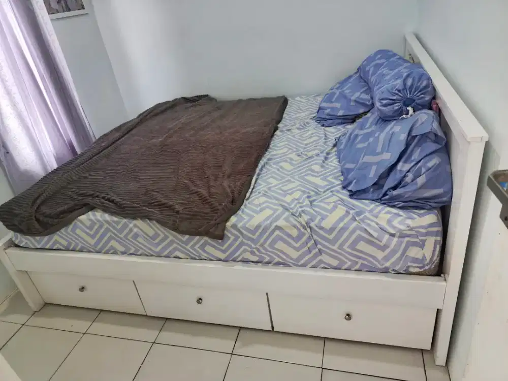 Tempat tidur minimalis