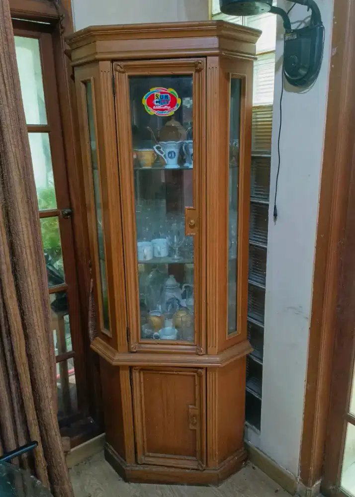 Lemari Pajangan Kayu Classic