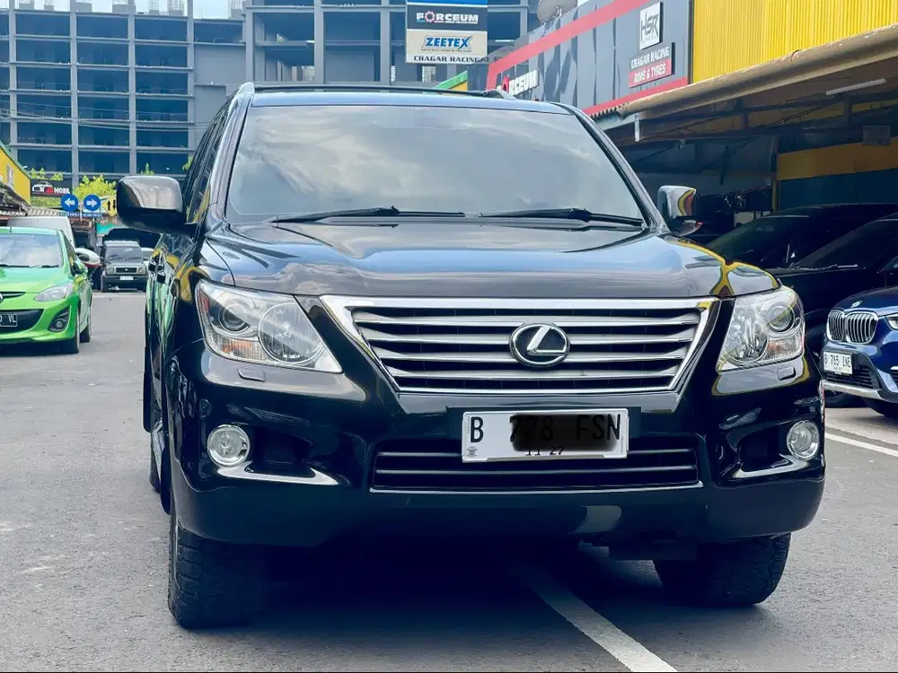 LEXUS LX570 AT HITAM 2011