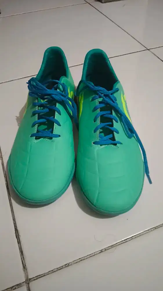 Sepatu futsal ortuseight