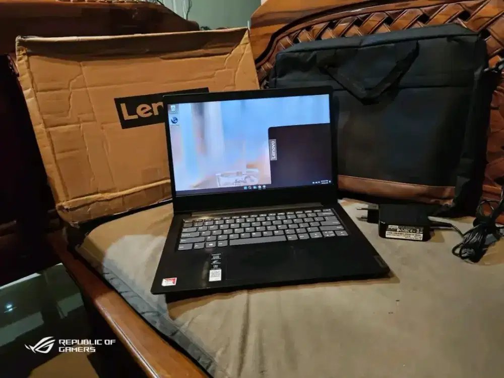 Karyawan/ Karyawati Toko Komputer