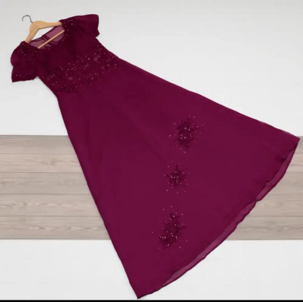 Gaun Pesta Maroon