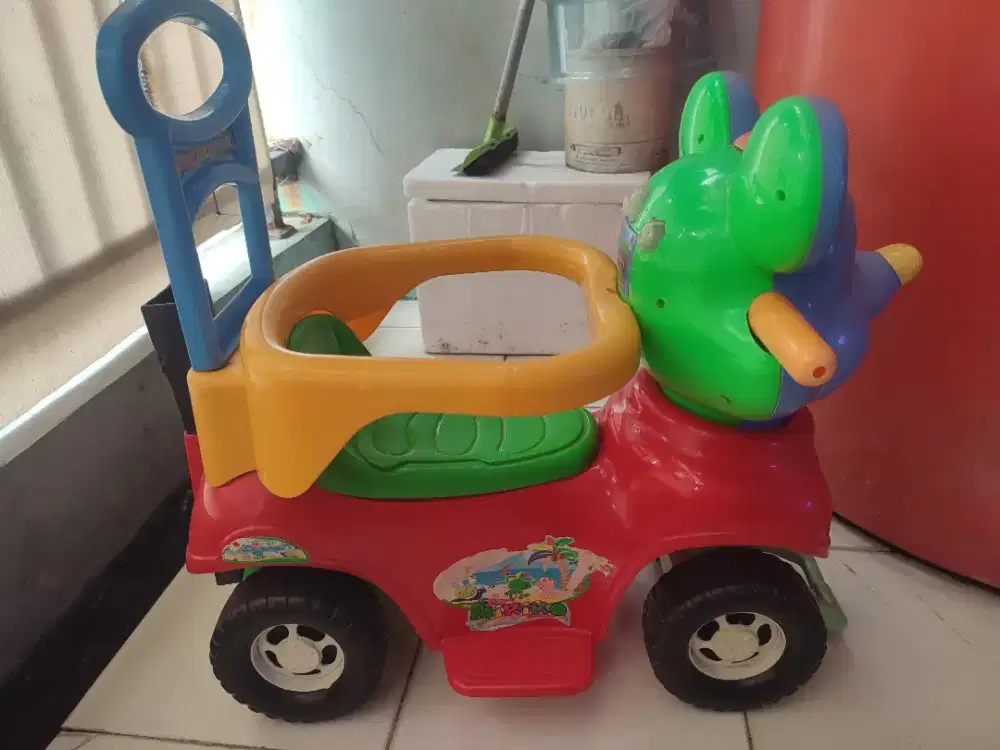 Mainan mobil duduk dorong mikiko