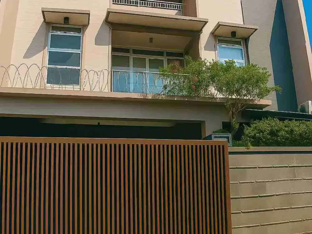 Dijual rumah 3 lantai di sayap Moh Toha