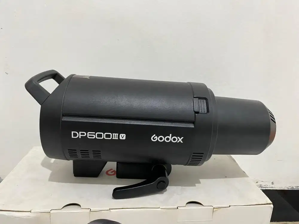 For Sale: Godox DP600III V – Like New, Full Set