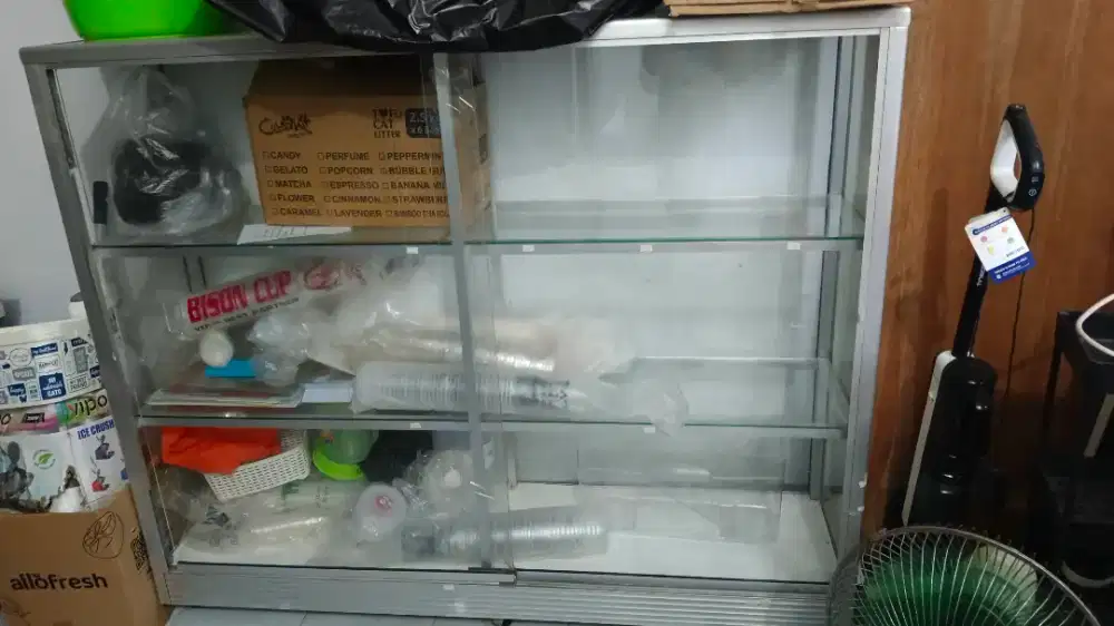 Etalase kaca panjang 1.6 M