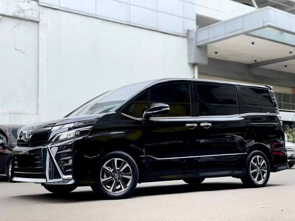GRAB IT FAST! TOYOTA VOXY 2.0 AT 2017