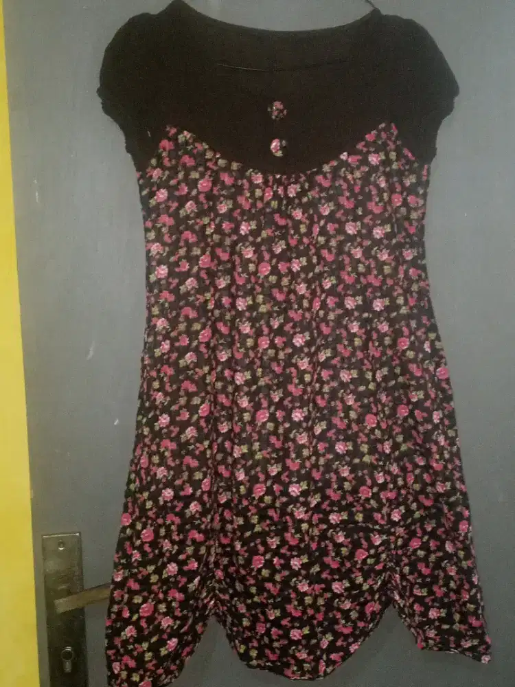 Dress motif bunga bunga