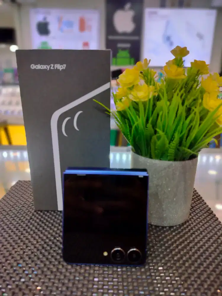 Samsung z flip 7 12/256 like new