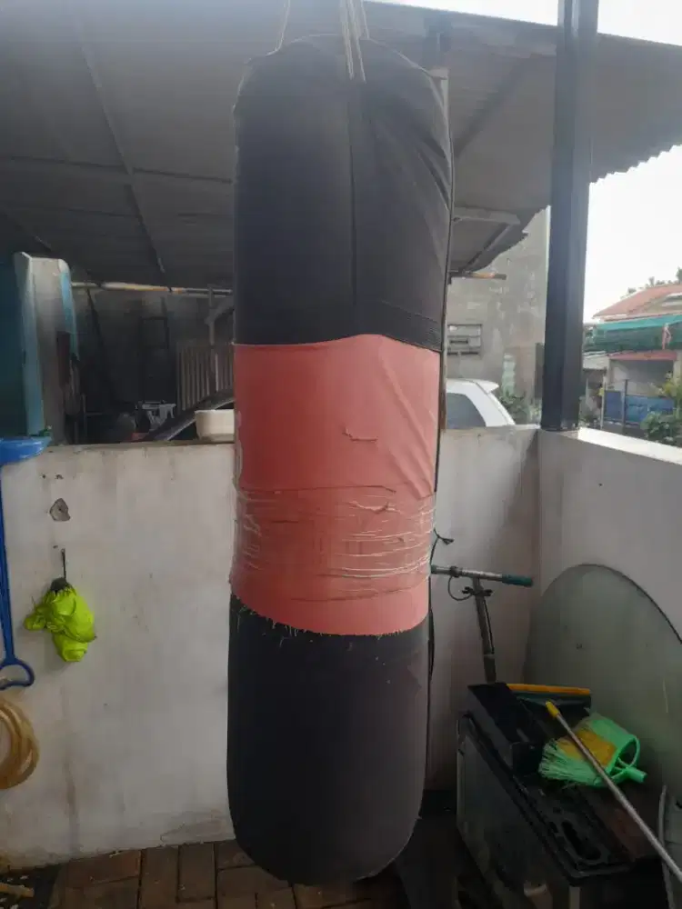 Samsak tinju dan boxing gloves