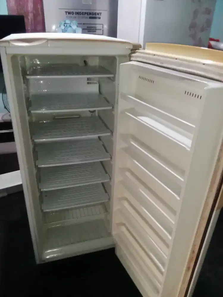 Kulkas frezer 6 rak Sanyo japan