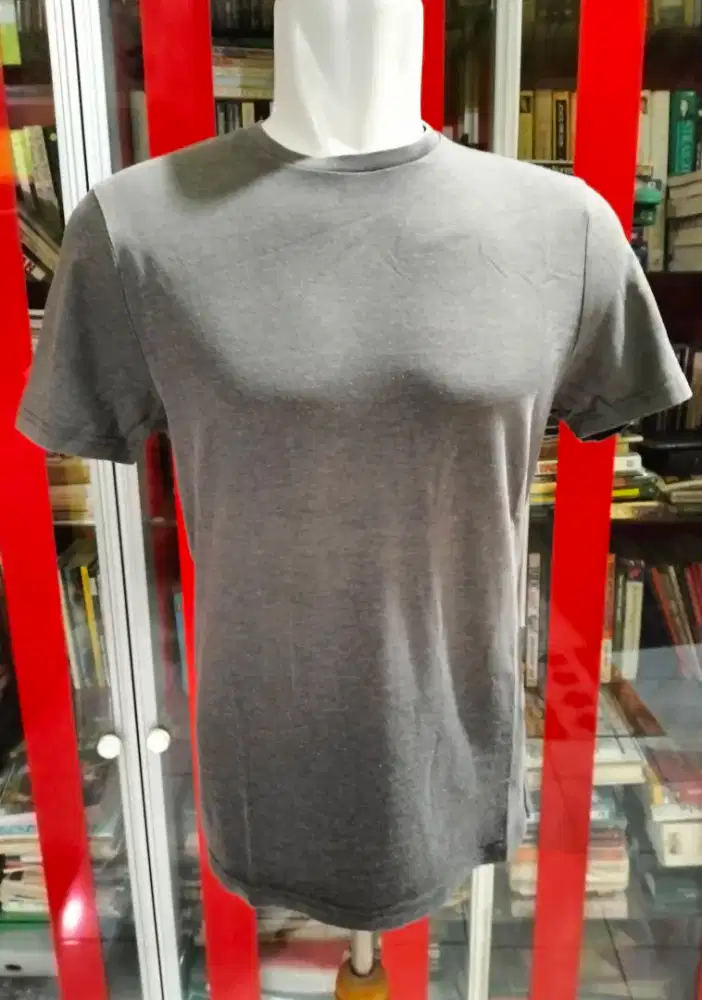 kaos crewneck
pria
PRIMARK
merk eropa
size M
adem

abu abu
LD 105-115