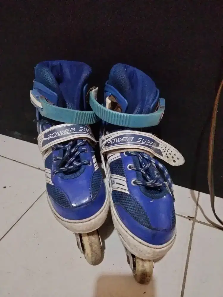 sepatu roda / roller skate jenis inline skate (ban sejajar).