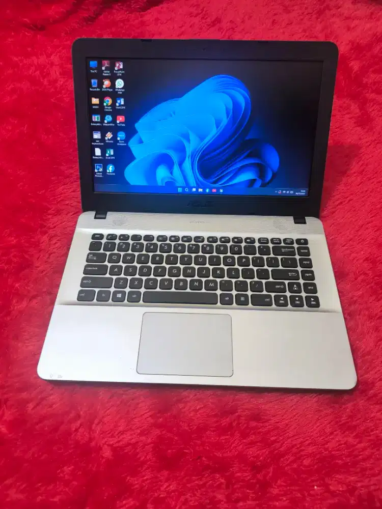Dijual laptop asus x441uak slim,super kencang,ram 8 gb,ssd 256 gb