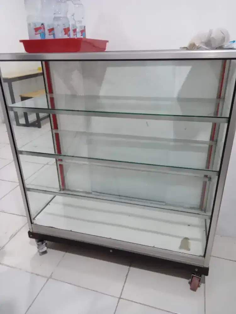 Etalase bekas lengkap dengan dudukan dan roda