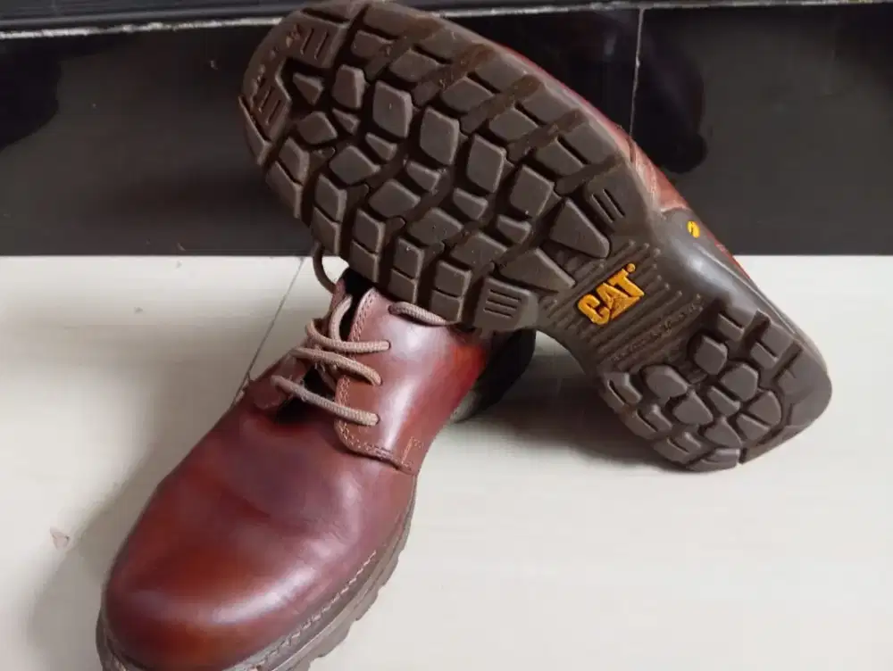 Sepatu Kulit CAT