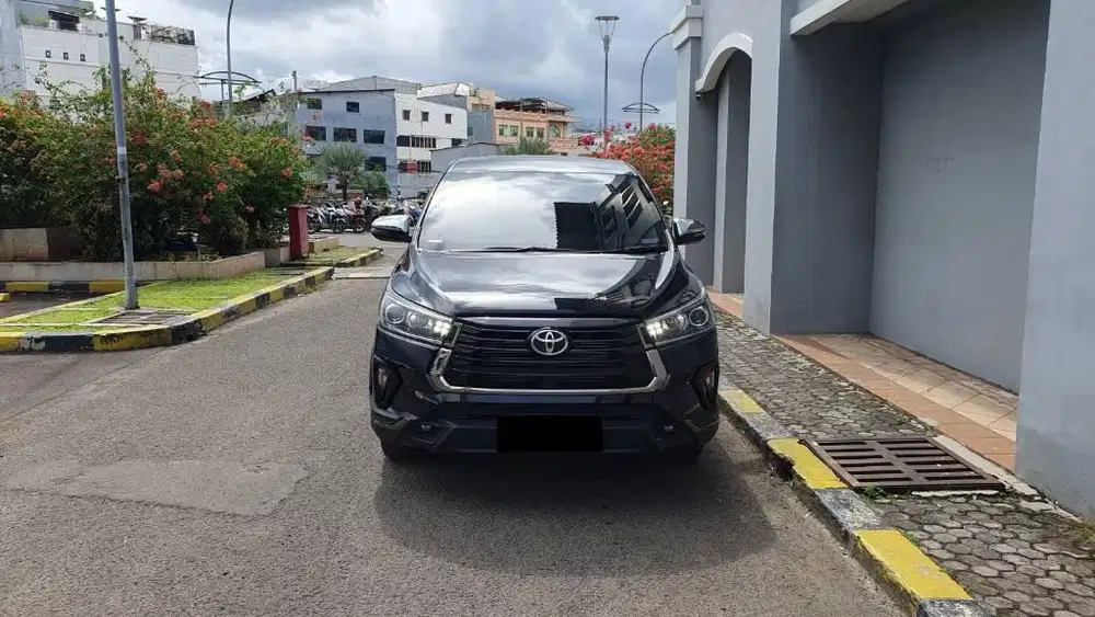 Toyota Kijang Innova Venturer 2.4 Diesel AT Hitam 2022 Low Km