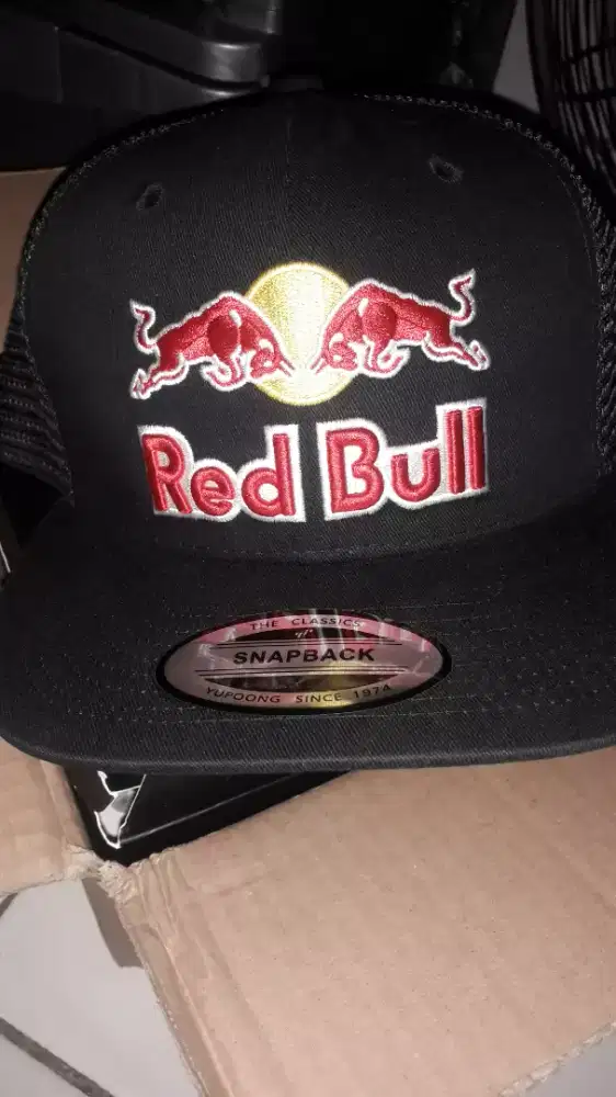 Topi trucker Red bulls black