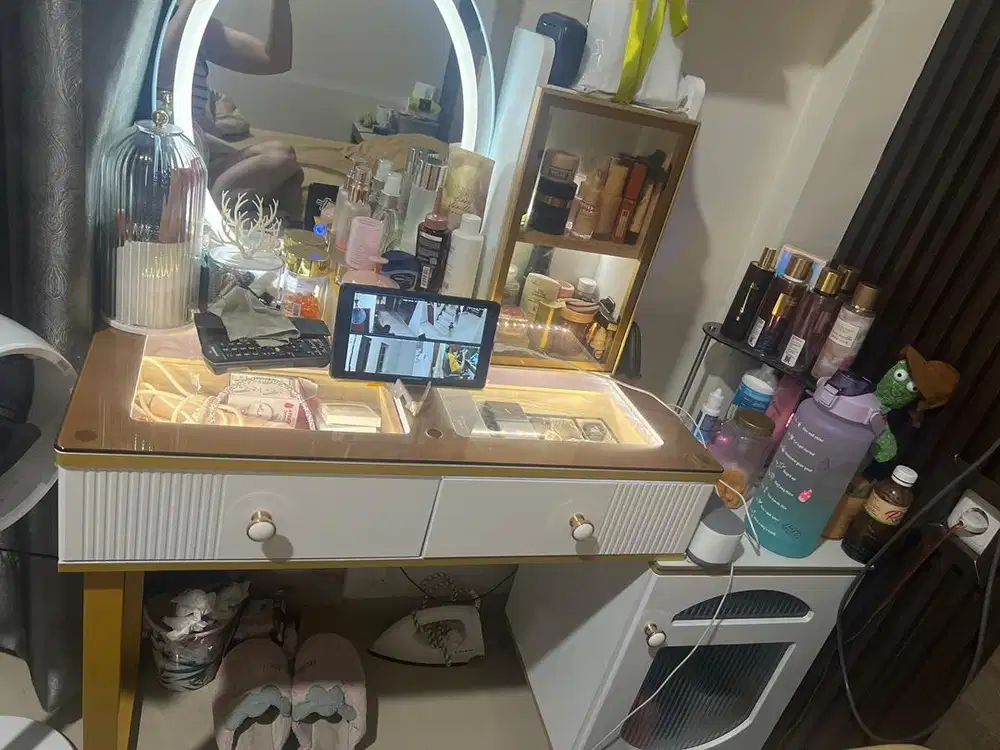 Meja rias kondisi 95%