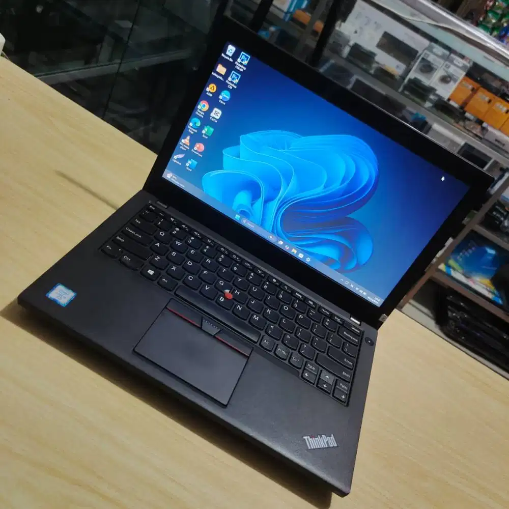 Lenovo Thinkpad X260 Intel Core i5 6th Ram 8Gb SSD 256Gb Mulus Siap Pa