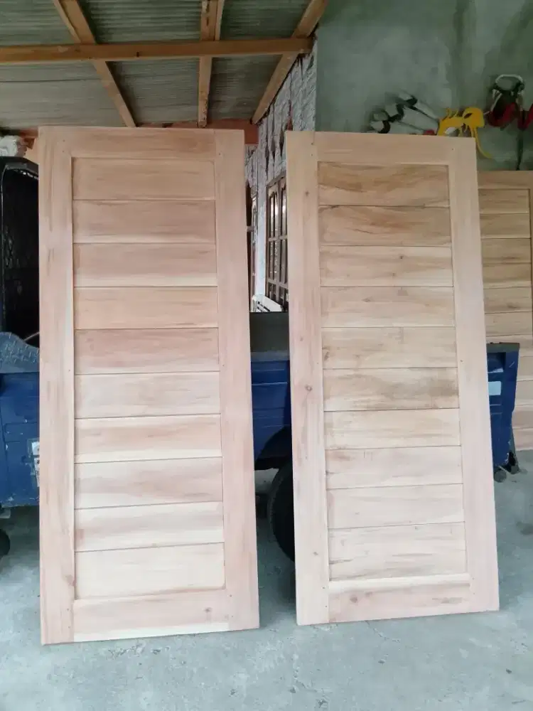 Kusen. Pintu jati dan mahoni
