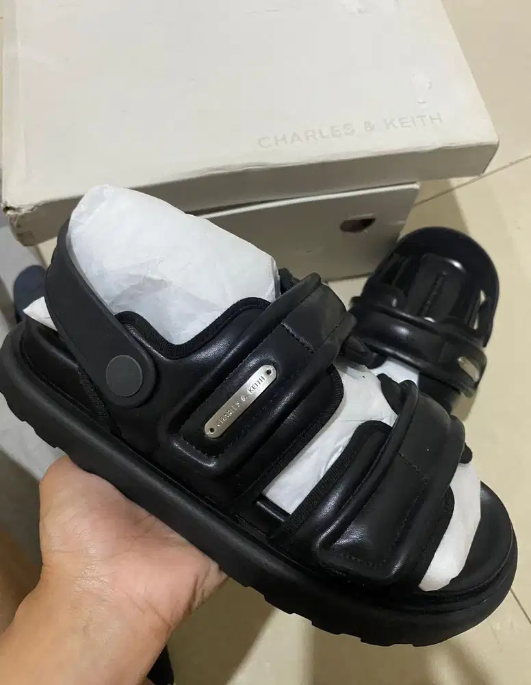 Slip on Charles & Keith