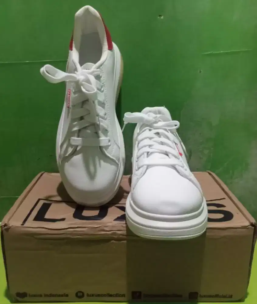 Sepatu sneakers