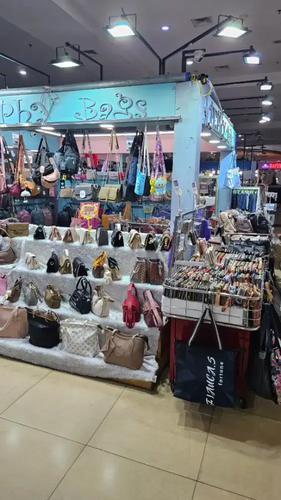 Karyawan toko dan host live