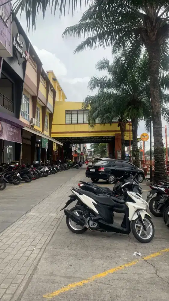 Penjaga toko itc depok