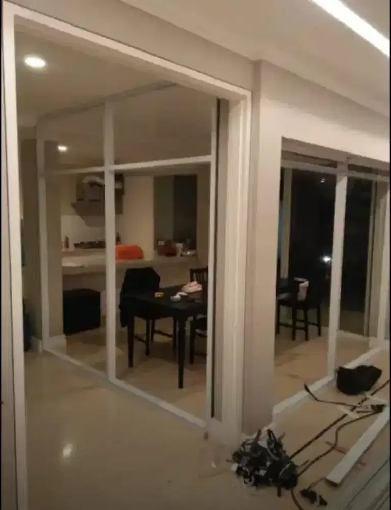 Partisi kaca aluminium