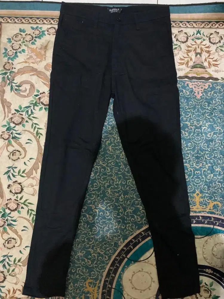 Celana chino pria hitam