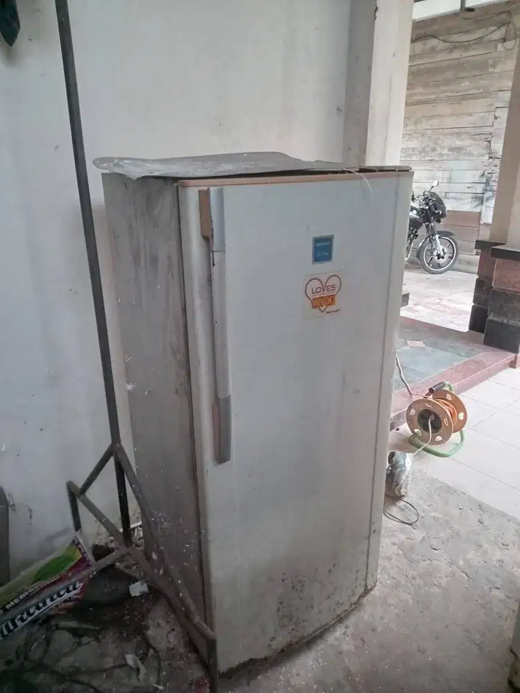 Kulkas dan mesin cuci sharp bekas
