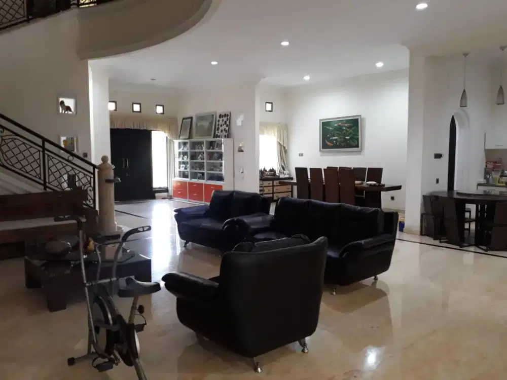 Rumah Mewah di Graha Family Murah Kondisi Terawat