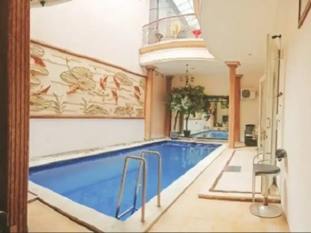 Rumah Mewah di Gayung sari Ada Kolam Renang Full Furnish