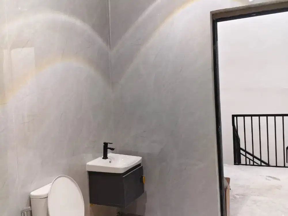 DISEWAKAN CEPAT RUMAH BARU RENOVASI CITRA GARDEN 5 JAKARTA BARAT DENGAN KUALITAS BAGUS JARANG ADA LUAS 120M2