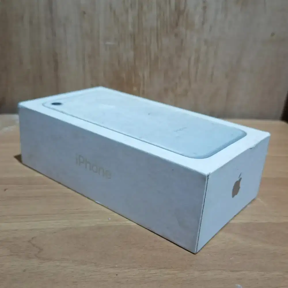 Dus Box  iPhone 7,128GB MNBM2LL/A Silver