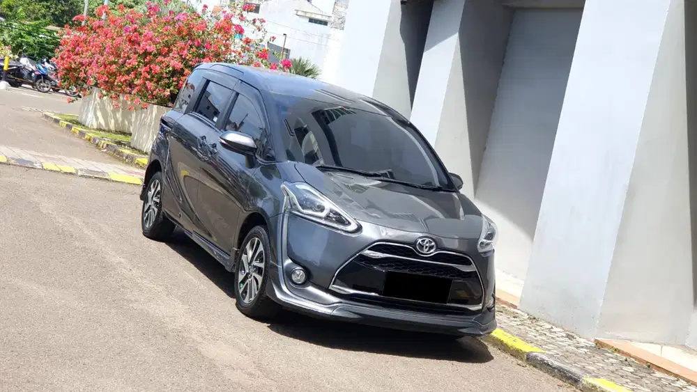[ GARANSI 5TH ] Toyota Sienta 1.5 Q CVT AT Abu Metalik NIK 2017/2018