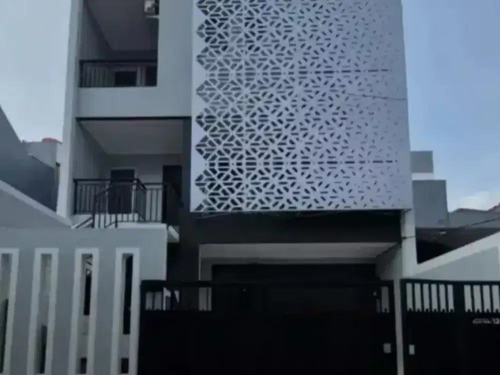 Rumah Kelapa Nias Kelapa Gading 8x15m 3,5 lantai, siap masuk, sudah bagus